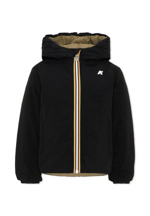 Zwarte capuchonjas met beige voering, voorrits met rode, gele en witte strepen en klein wit logo op de borst.