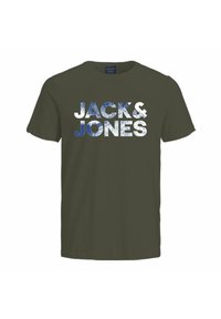 Maslinasto zeleni pamučni majica s kratkim rukavima koja sadrži velika, reljefna bijela i plava slova "JACK & JONES" na prednjem dijelu. Okruženje oko vrata je klasično.