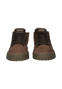 Zapatillas altas de ante marrón con suela de goma plana marrón, que presentan cordones oscuros y un cuello de textura suave. Marca en la lengüeta.