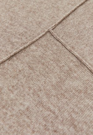 Tessuto marrone con trama texturizzata e motivo melangiato, presenta cuciture visibili che creano un senso di stratificazione e profondità nel materiale.