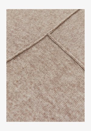 Hnědá textura tkaniny s melírovaným vzorem, obsahuje viditelné švy vytvářející pocit vrstvení a hloubky v materiálu.