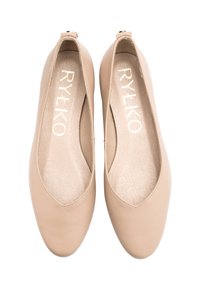 Beżowe baletki z gładką skórzaną cholewką i okrągłym noskiem. Wkładka ma wytłoczone logo, a z tyłu znajduje się mały obcas.