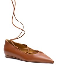 Scarpa piatta in pelle marrone con punta affusolata, lati aperti e cinghie incrociate. Presenta una superficie liscia e un tacco basso e semplice.