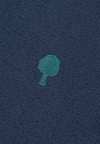 Tessuto a maglia blu navale con una superficie texture e un logo di un albero verde ricamato al centro, che aggiunge un dettaglio contrastante.