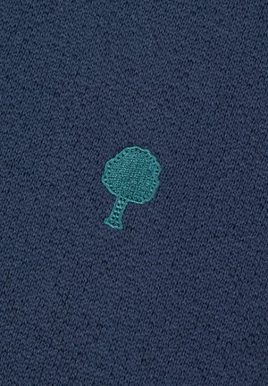 Tessuto a maglia blu navale con una superficie texture e un logo di un albero verde ricamato al centro, che aggiunge un dettaglio contrastante.