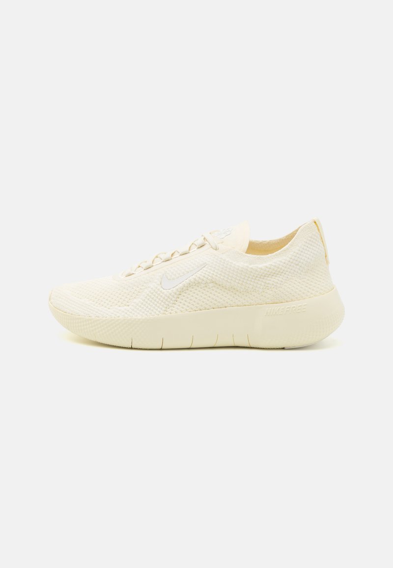 Sneakers z lekką, oddychającą kremową siateczką, okrągłym noskiem, płaską białą podeszwą oraz subtelnym logo z boku i na języku.