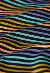 Textilie s úzkými, střídajícími se pruhy v černé, oranžové, žluté a modrozelené barvě. Měkká, hladká textura s konzistentním vzorem po celé ploše.