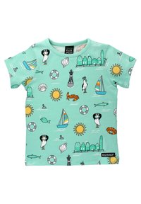 Vaaleanvihreä puuvilla-T-paita, jossa on meriaiheinen kuviointi, johon kuuluu aurinko, merilinnut, veneet ja simpukat. Lyhyet hihat ja pyöreä kaula-aukko.