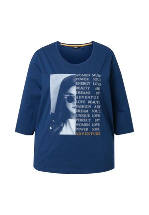 T-shirt in cotone blu navy con collo rotondo, maniche tre quarti e una grafica con testo e un'immagine in bianco e nero di una donna.