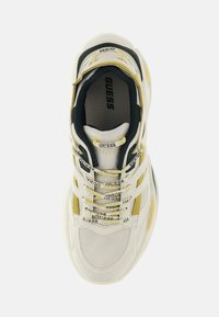 Sneakers con tomaia in mesh e pelle bianca e gialla. Presentano un marchio prominente, lacci spessi e un collare imbottito per il comfort.
