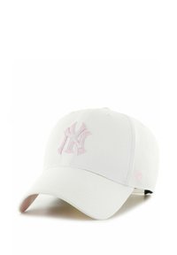 Cappello da baseball bianco in cotone con visiera curva. Presenta un logo ricamato rosa sul fronte e un piccolo tag rosa sul lato.
