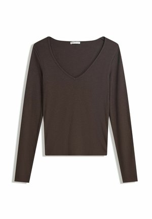 Langärmliges, dunkelbraunes, geripptes Stricktop mit V-Ausschnitt und figurbetonter Passform, auf weißem Hintergrund präsentiert.