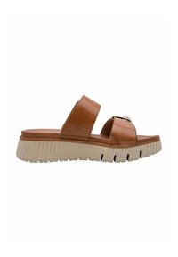 Sandales à enfiler en cuir marron avec une large sangle supérieure et un accent doré. La semelle plateforme est beige avec une texture rainurée pour l'adhérence.