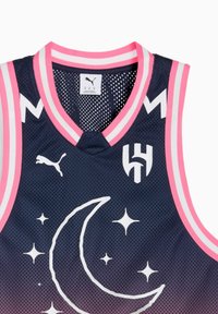 Navy koripallo paita, jossa on vaaleanpunaisia yksityiskohtia, verkkokankainen rakenne, V-pääntie sekä valkoisia tähti- ja kuu- graafikoita. Puma-logo esillä.