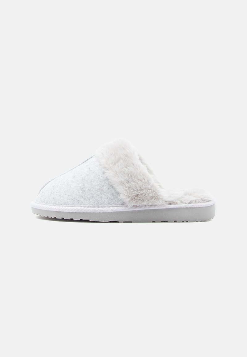 Grijze gevoerde slipper met een fluffy witte bontvoering en een witte rubberen zool. Open achterkant, gladde textuur en minimalistisch ontwerp.