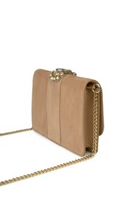 Beżowa skórzana torebka kopertówka z złotym łańcuszkiem, wyposażona w ozdobną klamrę oraz podzielony frontowy panel. Gładka tekstura o wyraźnej formie.