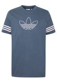 Tmavě modré bavlněné tričko s kulatým výstřihem. Obsahuje velké bílé logo adidas a dvě horizontální bílé pruhy na každém rukávu.