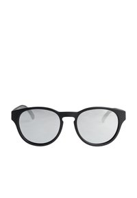 Svarta solglasögon med en rundad ram, tillverkade av plast. Linserna är något reflexiva, och bågarna smalnar av mot ändarna.