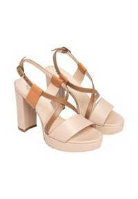Sandali con tacco alto beige con plateau e tacco a blocco spesso. Il design con cinturini presenta dettagli marroni e una fibbia regolabile alla caviglia.