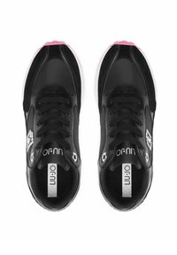 Sneaker in pelle nera con punta rotonda, dettagli rosa sulla punta, occhielli arrotondati e un design decorativo sul lato.