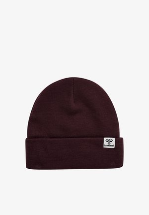 Bordeaux strikket hue med foldet kant, der har et lille hvidt mærke med logo og brandnavn. Blød tekstur og varmt design.