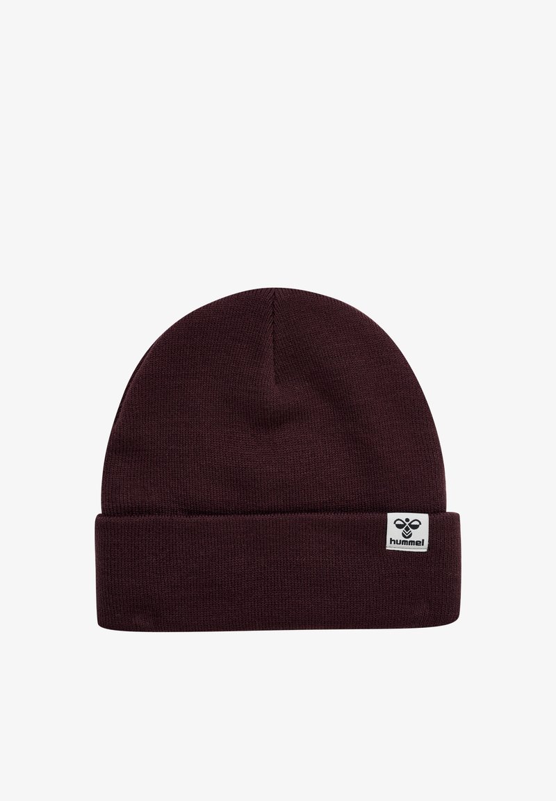 Bordeaux strikket hue med foldet kant, der har et lille hvidt mærke med logo og brandnavn. Blød tekstur og varmt design.