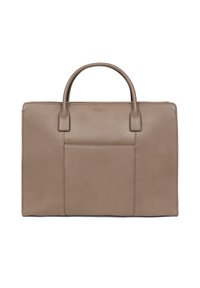 Bruine leren laptoptas met dubbele handgrepen aan de bovenkant, minimalistisch ontwerp, zachte textuur en een voorvak voor extra opbergruimte.