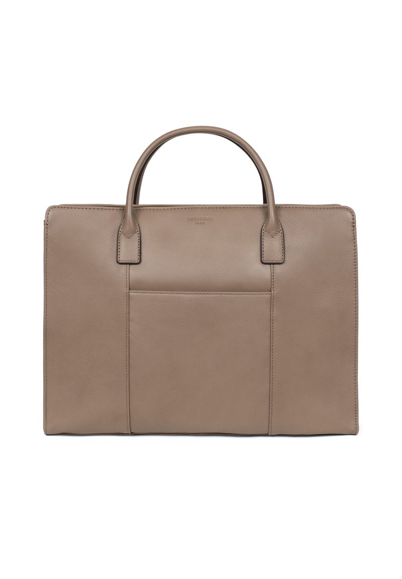 Bruine leren laptoptas met dubbele handgrepen aan de bovenkant, minimalistisch ontwerp, zachte textuur en een voorvak voor extra opbergruimte.