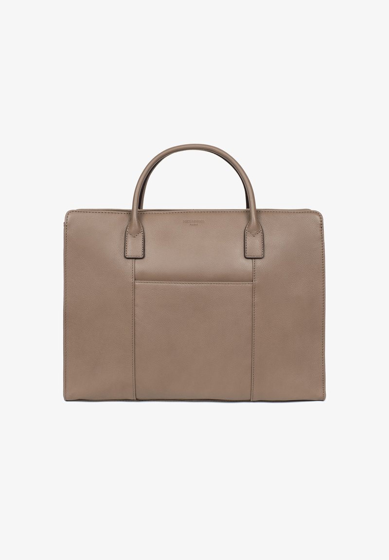 Bruine leren laptoptas met dubbele handgrepen aan de bovenkant, minimalistisch ontwerp, zachte textuur en een voorvak voor extra opbergruimte.