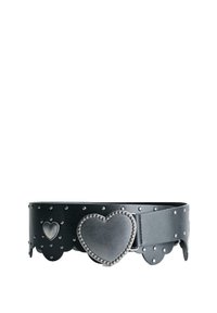 Zwarte leren riem met een grote hartvormige gesp met zilveren accenten en een klein hartdetail. Geribbelde randen en studdecoratie.