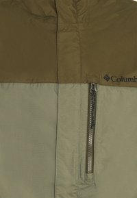 Columbia POURING ADVENTURE JACKET - Casaco impermeável - stone green/new olive