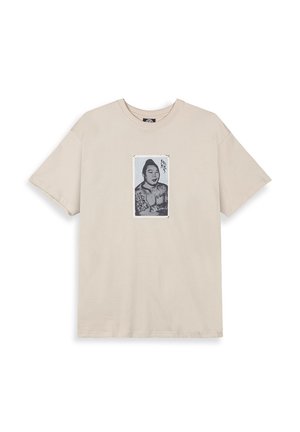Camiseta de algodón beige de manga corta con un estampado gráfico de una persona centrada en la parte frontal, con detalles en tinta negra.
