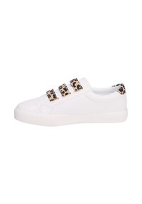 Białe sneakersy z trzema paskami w panterkę, górna część z gładkiego syntetycznego materiału, gumowa podeszwa, zaokrąglony czubek i minimalistyczny design.