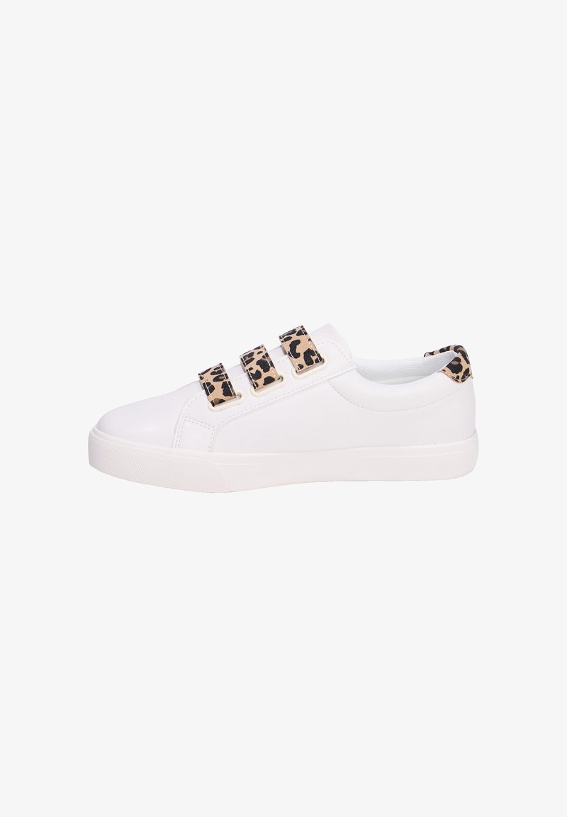 Białe sneakersy z trzema paskami w panterkę, górna część z gładkiego syntetycznego materiału, gumowa podeszwa, zaokrąglony czubek i minimalistyczny design.