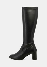 Stivali in pelle nera al ginocchio con una texture liscia, punta affusolata e tacco a blocco. Presentano un design elegante e dettagli di cucitura minimalisti.
