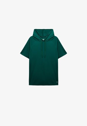 Sudadera verde de gran tamaño y de manga corta, fabricada con un tejido suave y ligero. Cuenta con un cordón en el cuello y un dobladillo redondeado.