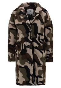Camo-mønstrede fleecefrakke i beige, mørkegrøn, brun og sort; har en klippet krave og frontknapper, med en struktureret overflade.