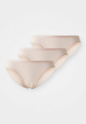 Trzy beżowe majtki typu bikini dla kobiet ułożone diagonalnie na białym tle.