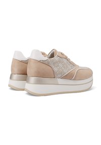Sneakers platform beige con una combinazione di suede liscio e testurizzato, dettagli bianchi e un sottile motivo logo sui lati.