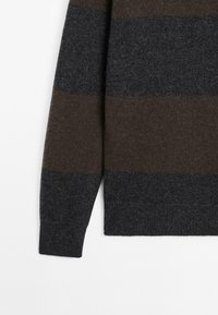 Maglione a maglia con righe orizzontali grigio scuro e marrone, texture morbida, scollo a girocollo e polsini a coste.