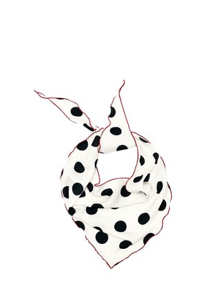 Hvidt silketørklæde med store sorte polkaprikker og røde sømme, bundet i en løs knude.