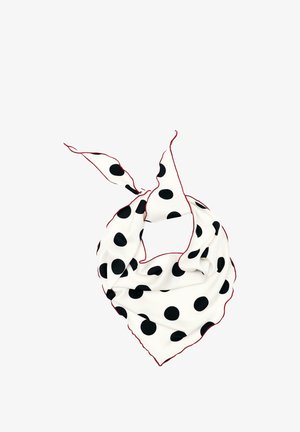 Bílý hedvábný šátek s velkými černými puntíky a červenými prošitými okraji, uvázaný volným uzlem.