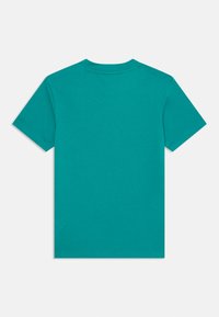 Turquoise katoenen T-shirt met een klassieke ronde hals, korte mouwen en een effen, gladde textuur. Geen zichtbare patronen of graphics.