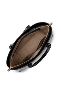 Sac fourre-tout noir en relief crocodile avec un intérieur beige, deux poignées et une fermeture éclair dorée. Il présente des compartiments séparés à l'intérieur.