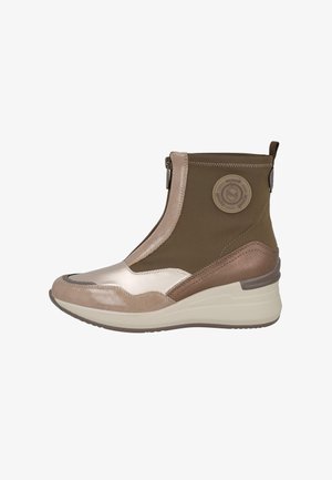 Bota sneaker de altura media en marrón y beige con cremallera frontal, puntera redondeada, suela de goma y parche circular del logo en el tobillo.