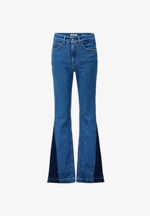 Vaqueros acampanados azules con un diseño de dos tonos; mezclilla más clara en la parte delantera y paneles de mezclilla más oscura en los laterales. Cierre con botón y cremallera.