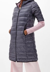 Hřejivá šedá bunda s kapucí, se svislými prošívanými sekcemi, zapínáním na zip a černými lemy na kapsách a spodním lemu. Růžová dlouhá vrstva pod spod. 