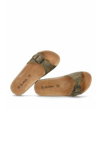 Sandalias de slide en verde oliva, hechas de ante, con una plantilla de corcho. Presentan una hebilla de metal y una textura suave. Logo de la marca visible en la suela.