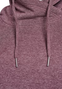 Bordeauxfarbener Kapuzenpullover mit weicher Textur, ausgestattet mit einem Schalkragen und Zugbändern mit metallischen Enden, genähten Nähten und einem melierten Stofffinish.