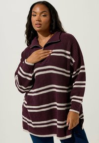 Bordeaux oversized tröja med zipkrage, som har breda krämfärgade ränder, ribbad textur och sidsprund för en avslappnad passform.